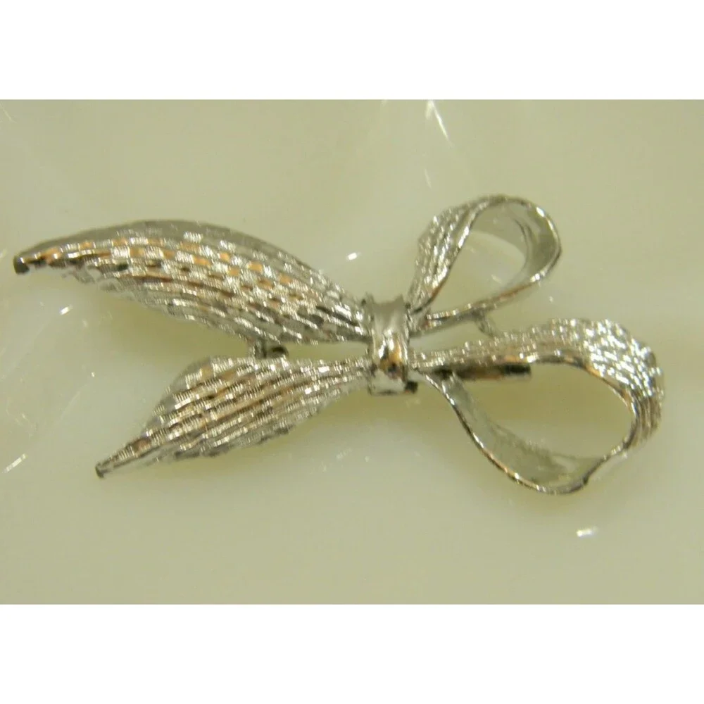 Vintage Gerry's Silvertone Textured Bow Ribbon Pin Broach Brooch EUC